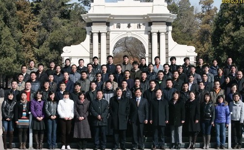 清华大学总裁班二校门合影留念