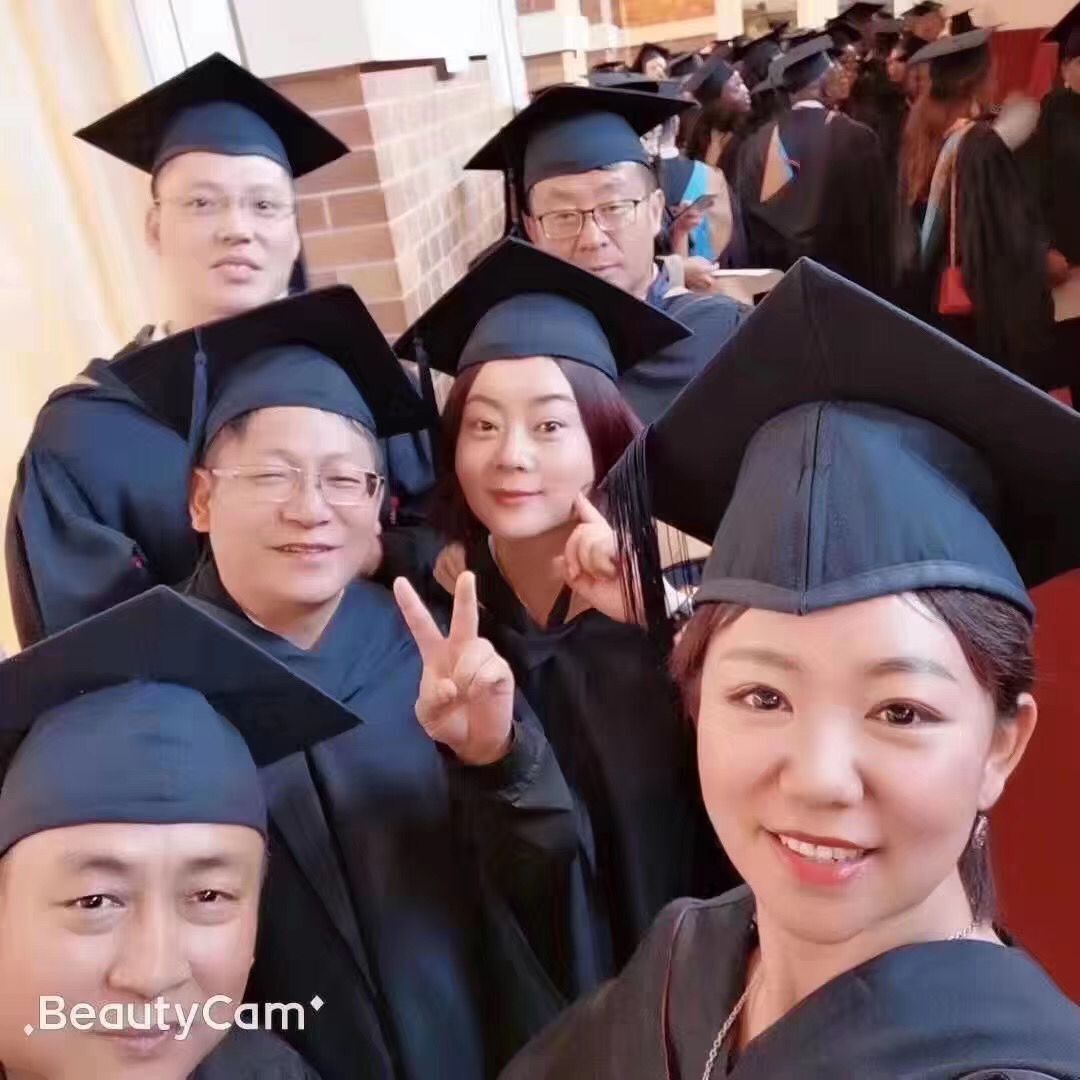 BSN荷兰商学院免联考MBA学位班同学学士服自拍照
